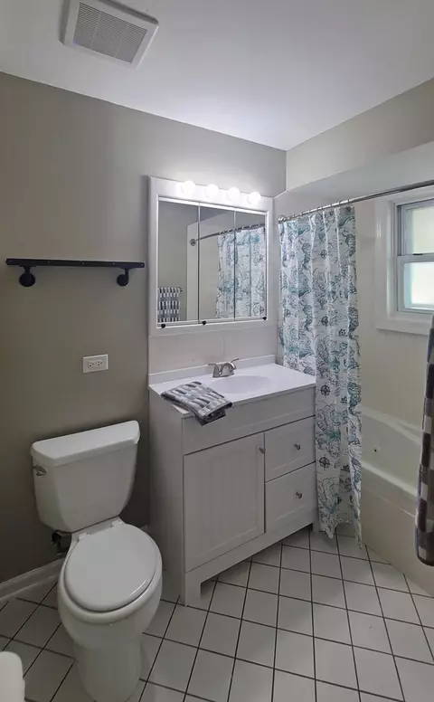 Bath - 2505 Grouse Ln, Rolling Meadows, IL 60008 photo 2 of 3