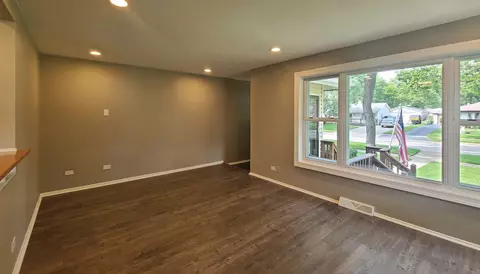 Living - 2505 Grouse Ln, Rolling Meadows, IL 60008 photo 3 of 3