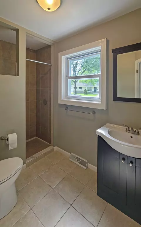 Bath - 2505 Grouse Ln, Rolling Meadows, IL 60008 photo 1 of 3