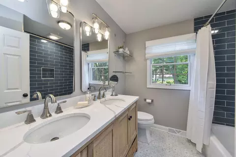 Bath - 1231 Gamon Rd, Wheaton, IL 60189 photo 4 of 4