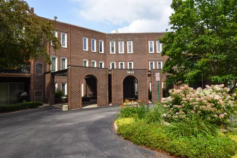 1430 Sandstone Dr #302, Wheeling, IL 60090