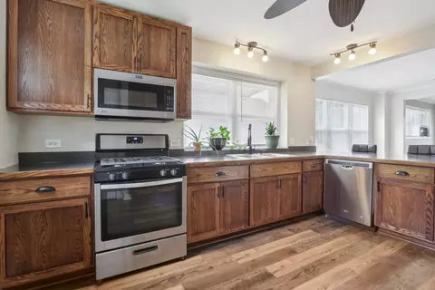 Kitchen - 2808 Ridge Rd, Lansing, IL 60438 photo 2 of 4