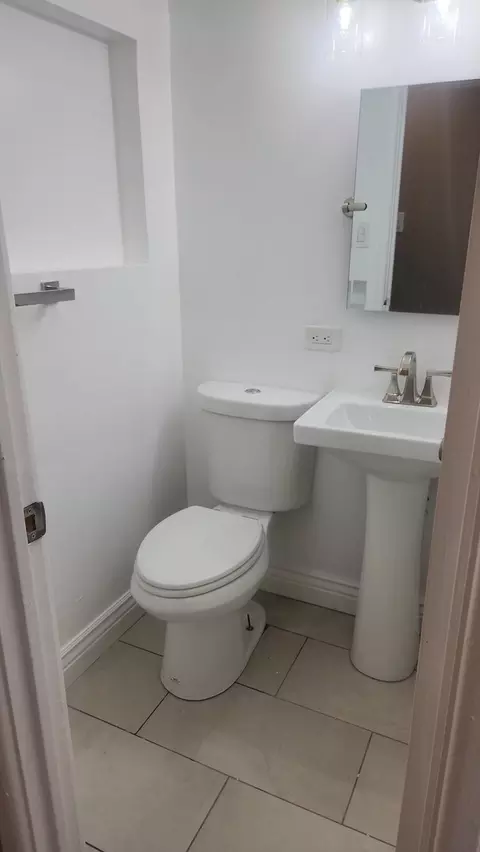 Bath - 928 W 115th Pl, Chicago, IL 60643 photo 1 of 3
