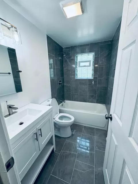 Bath - 928 W 115th Pl, Chicago, IL 60643 photo 2 of 3
