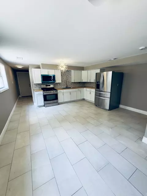 Kitchen - 928 W 115th Pl, Chicago, IL 60643 photo 1 of 2