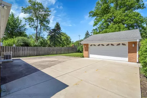 914 Jeannette St, Des Plaines, IL 60016 photo 33