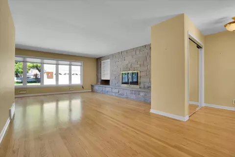 914 Jeannette St, Des Plaines, IL 60016 photo 3