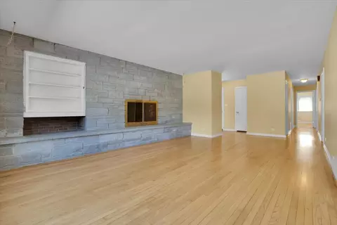 914 Jeannette St, Des Plaines, IL 60016 photo 2