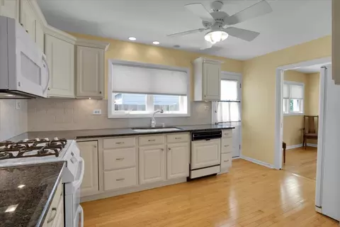 914 Jeannette St, Des Plaines, IL 60016 photo 5