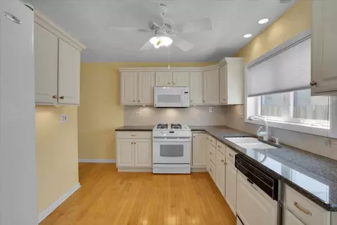 914 Jeannette St, Des Plaines, IL 60016 photo 6