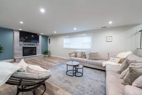Living - 7748 S 78th Ave, Bridgeview, IL 60455 photo 5 of 6