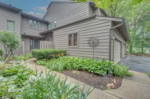 12 Lakewood Cir, Saint Charles, IL 60174
