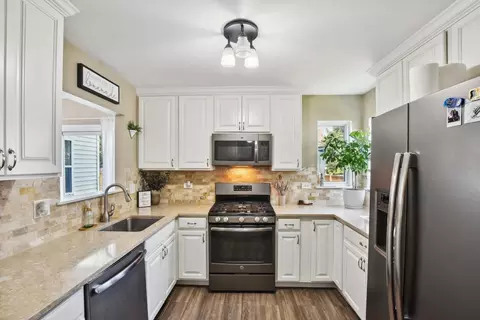 Kitchen - 2303 Carpenter Ave, Plainfield, IL 60586 photo 2 of 3