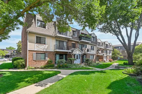 3256 Sanders Rd #4B, Northbrook, IL 60062