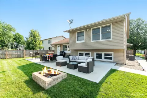 Exterior - 930 Mocassin Ct, Carol Stream, IL 60188 photo 5 of 9
