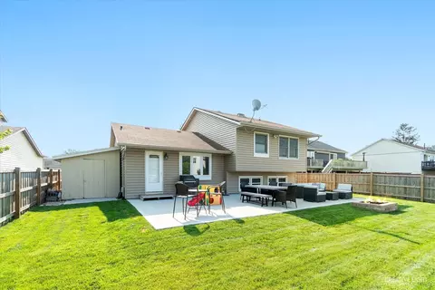 Exterior - 930 Mocassin Ct, Carol Stream, IL 60188 photo 8 of 9