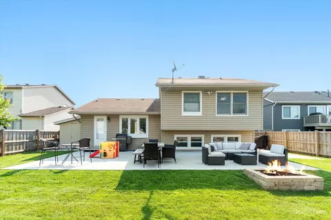 Exterior - 930 Mocassin Ct, Carol Stream, IL 60188 photo 9 of 9