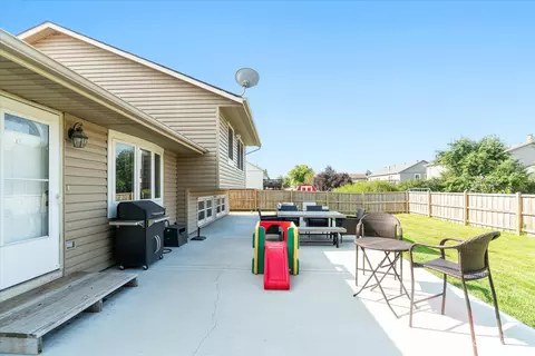 Exterior - 930 Mocassin Ct, Carol Stream, IL 60188 photo 6 of 9