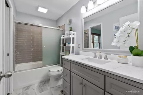 Bath - 930 Mocassin Ct, Carol Stream, IL 60188 photo 2 of 2