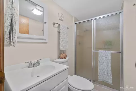 Bath - 930 Mocassin Ct, Carol Stream, IL 60188 photo 1 of 2