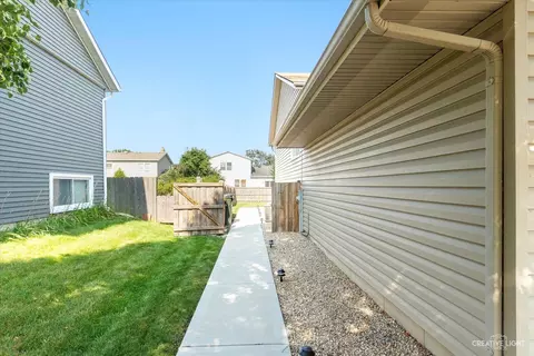 Exterior - 930 Mocassin Ct, Carol Stream, IL 60188 photo 4 of 9