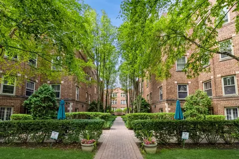 221 N Oak Park Ave #2W, Oak Park, IL 60302