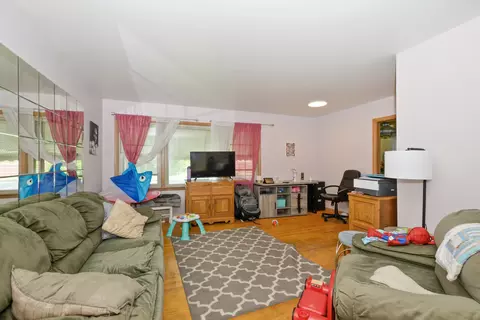 2511 Eisenhower Dr, Des Plaines, IL 60018 photo 2