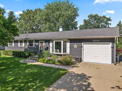 500 Arrowhead Trl, Carol Stream, IL 60188