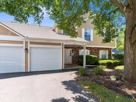 200 Hampshire Ct #201C, Naperville, IL 60565