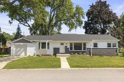 209 W 12th Ave, Naperville, IL 60563