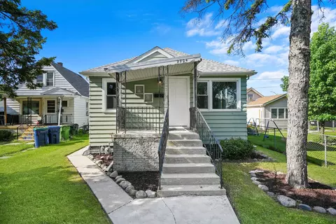 2704 W 99th St, Evergreen Park, IL 60805