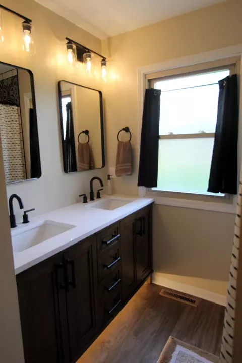 Bath - 1101 Hanley St, Mchenry, IL 60050 photo 2 of 2