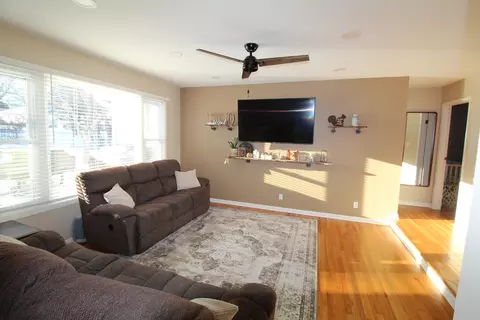Living - 1101 Hanley St, Mchenry, IL 60050 photo 3 of 4