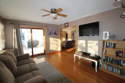 Living - 1101 Hanley St, Mchenry, IL 60050 photo 2 of 4