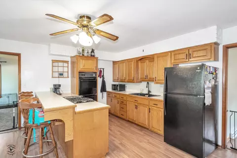 Kitchen - 1680 S 5th Ave, Kankakee, IL 60901 photo 2 of 4