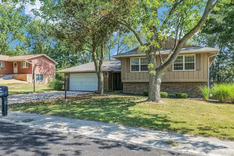 406 Dorchester Dr, Mahomet, IL 61853