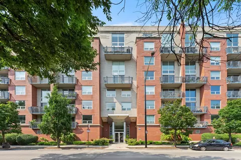 1100 W Montrose Ave #205, Chicago, IL 60613