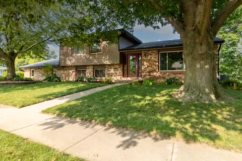 2005 Single Tree Ln, Bloomington, IL 61704