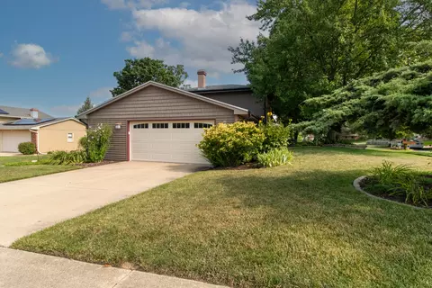 Exterior - 2005 Single Tree Ln, Bloomington, IL 61704 photo 2 of 9