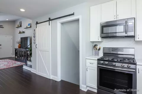 Entry Way - 1107 E Prairie Ave, Wheaton, IL 60187 photo 1 of 2