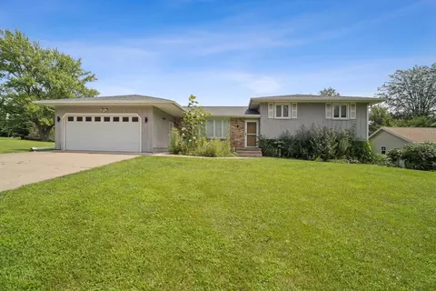 17 Yorkshire Dr, Mackinaw, IL 61755