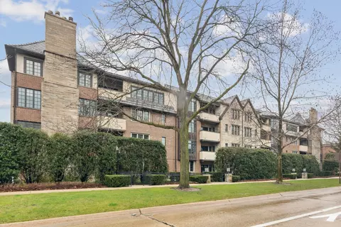 1600 Green Bay Rd #304, Highland Park, IL 60035