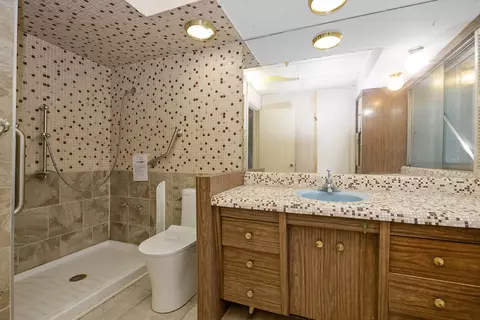 Bath - 15485 Millard Ave, Markham, IL 60428 photo 2 of 3