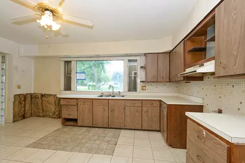 Kitchen - 15485 Millard Ave, Markham, IL 60428 photo 2 of 3