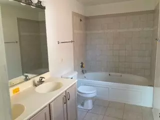 Bath - 1142 E 46th St, Chicago, IL 60653 photo 2 of 2
