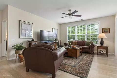 2828 Beacon Point Cir, Elgin, IL 60124 photo 3