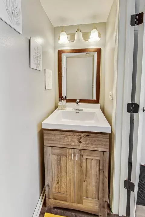 Bath - 837 Symphony Dr, Aurora, IL 60504 photo 1 of 3