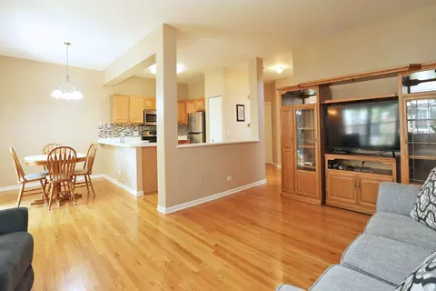 Living - 344 Bay Dr, Itasca, IL 60143 photo 3 of 4