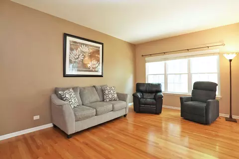 Living - 344 Bay Dr, Itasca, IL 60143 photo 2 of 4