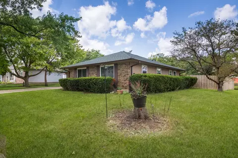 1325 Carlson Dr, Streamwood, IL 60107